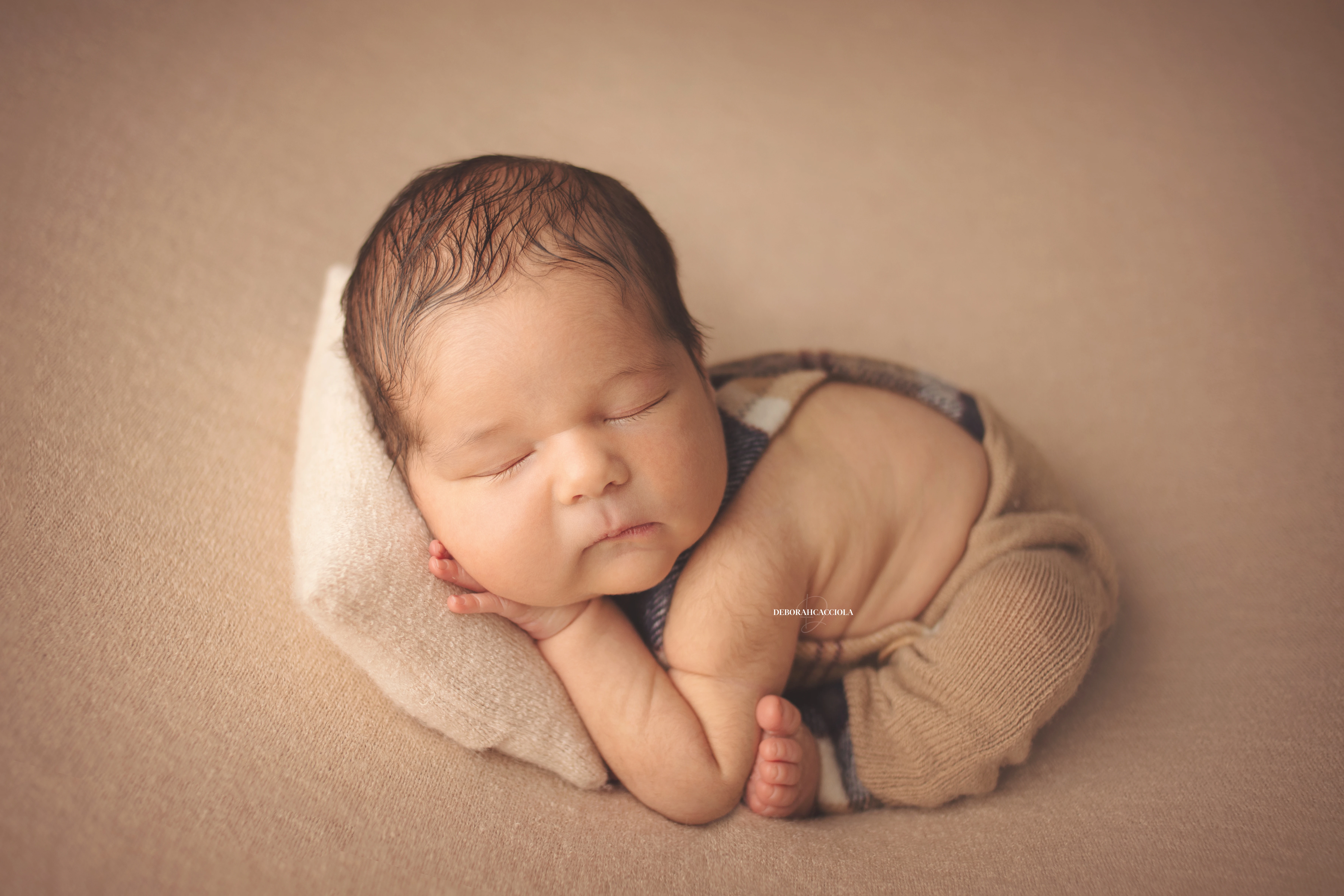 Séance bébé à Orléans - bébé dans ses premiers jours, composition large et naturelle, rendu naturel