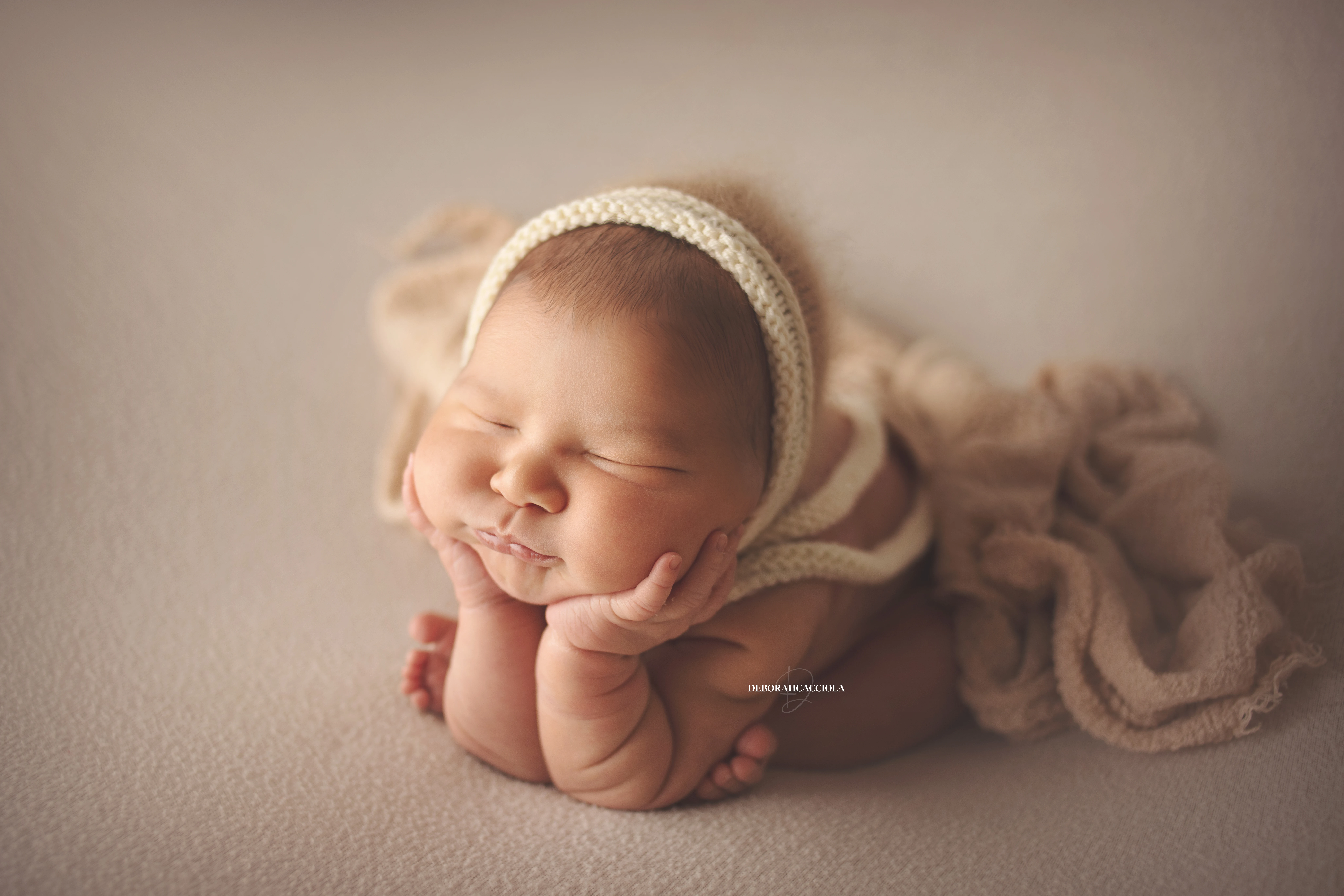 Séance bébé en studio à Orléans : portrait délicat de bébé, cadrage horizontal équilibré, palette claire