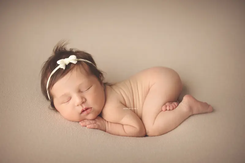 Portrait nouveau-né Orléans : nouveau-né en studio, scène panoramique douce, couleurs équilibrées