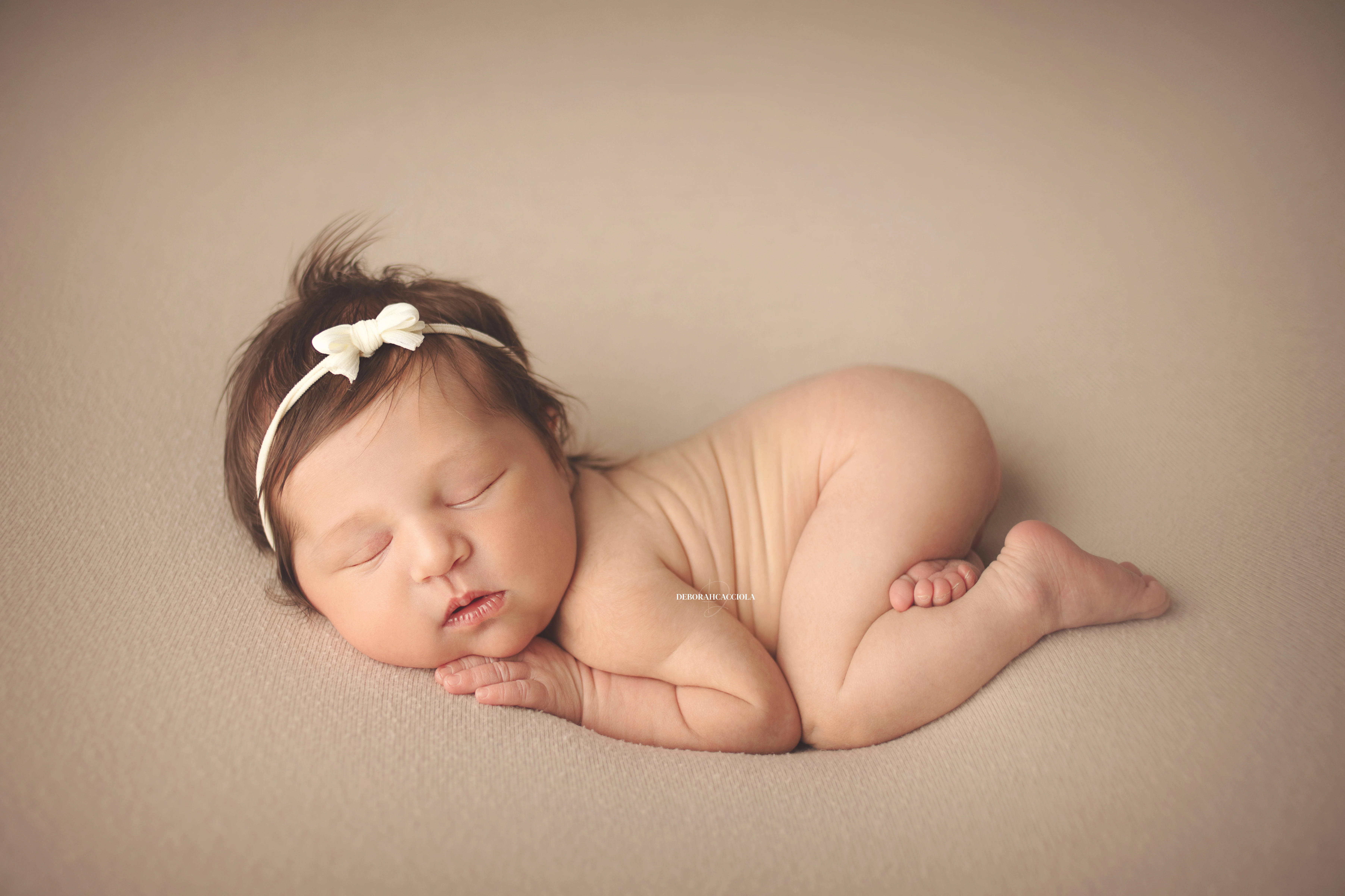 Portrait nouveau-né Orléans : nouveau-né en studio, scène panoramique douce, couleurs équilibrées