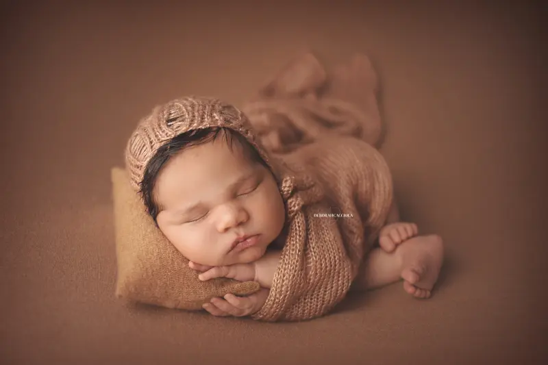 Séance bébé à Orléans - bébé dans ses premiers jours, composition large et naturelle, tonalités naturelles
