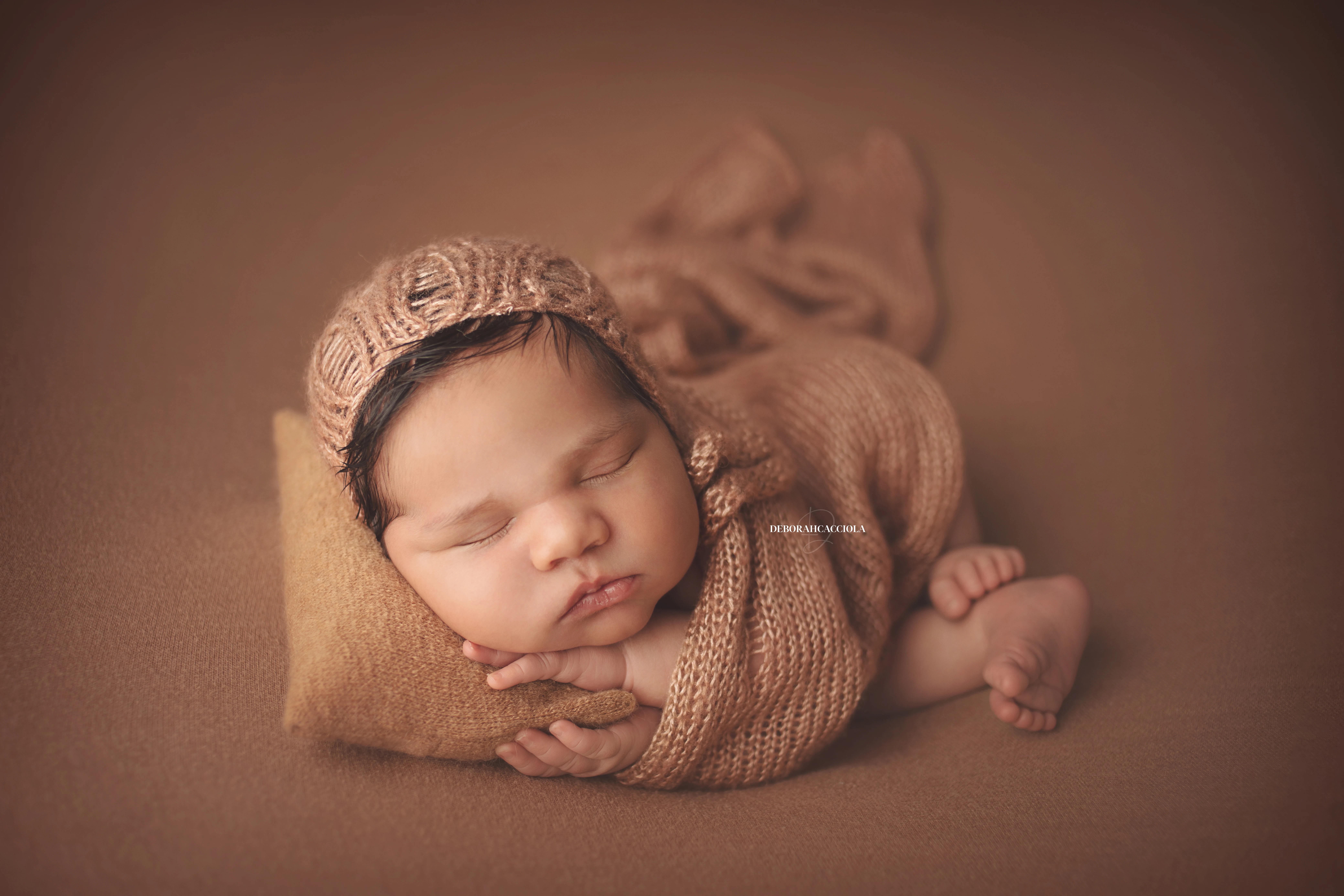 Séance bébé à Orléans - bébé dans ses premiers jours, composition large et naturelle, tonalités naturelles
