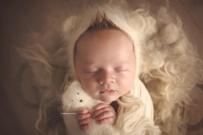 Photo nouveau-né studio Orléans : nouveau-né en studio, scène panoramique douce, rendu naturel