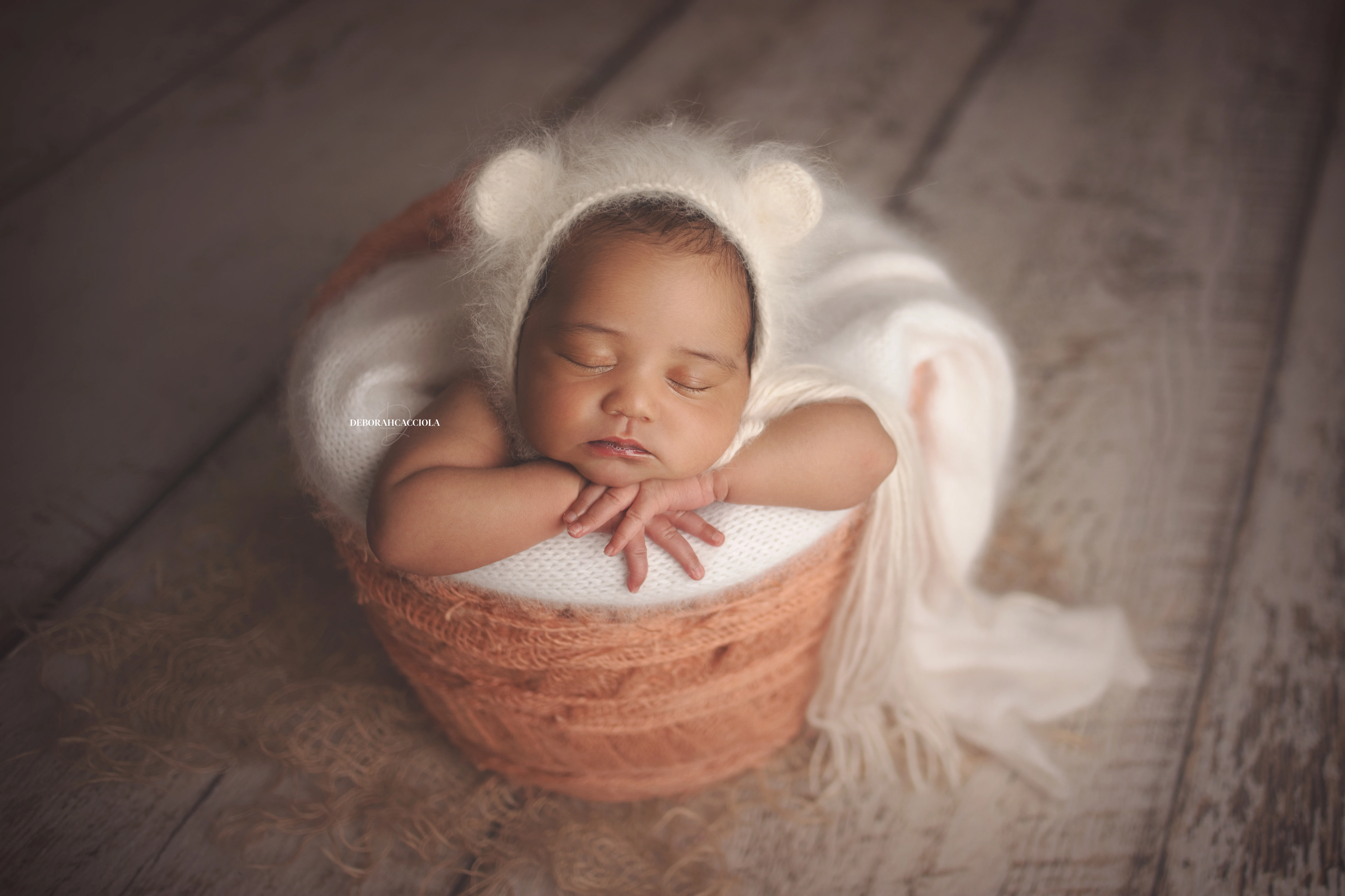 Photo nouveau-né à Orléans, instant tendre avec bébé, plan large harmonieux, palette claire