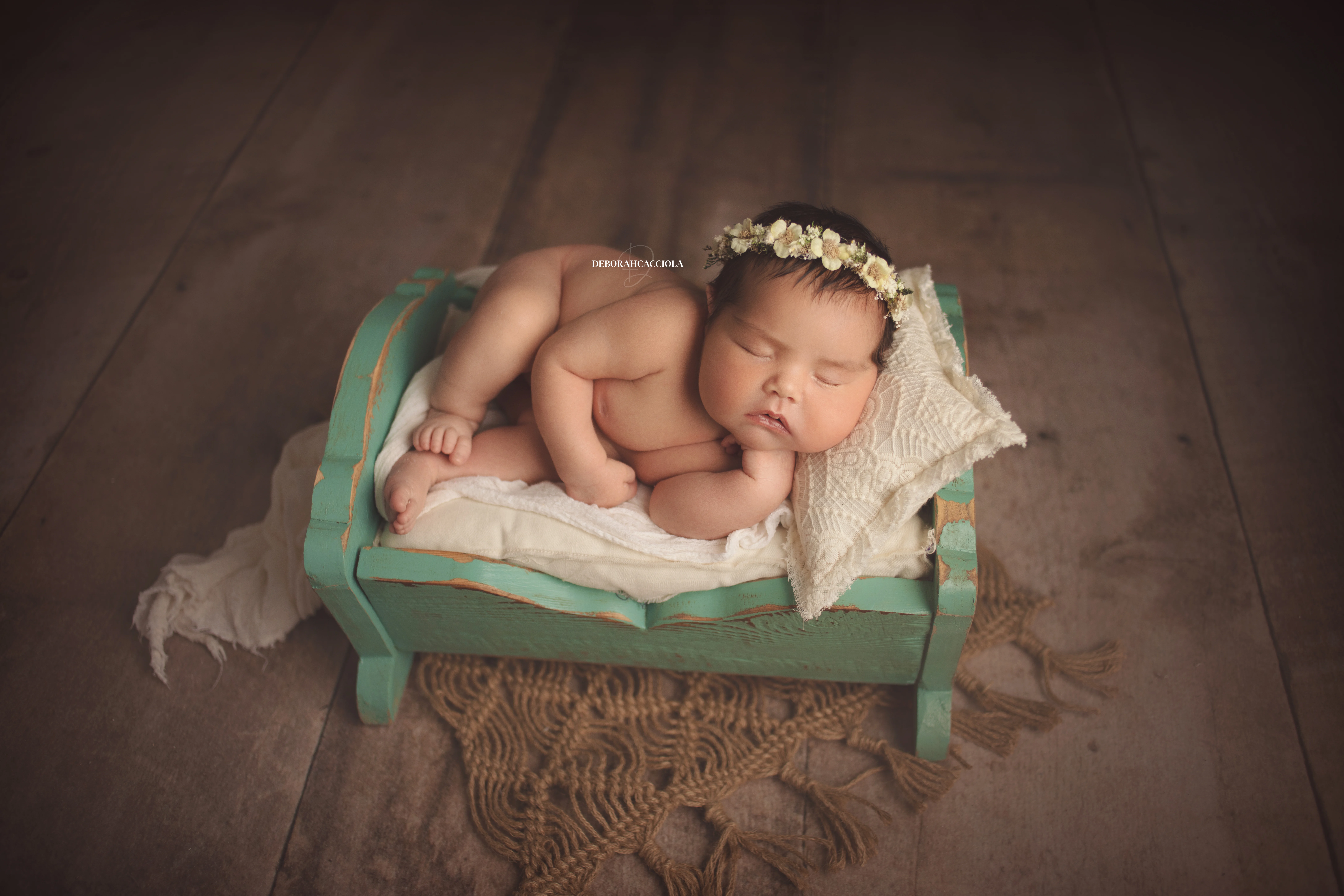 Portrait nouveau-né Orléans : portrait délicat de bébé, cadrage horizontal équilibré, couleurs équilibrées