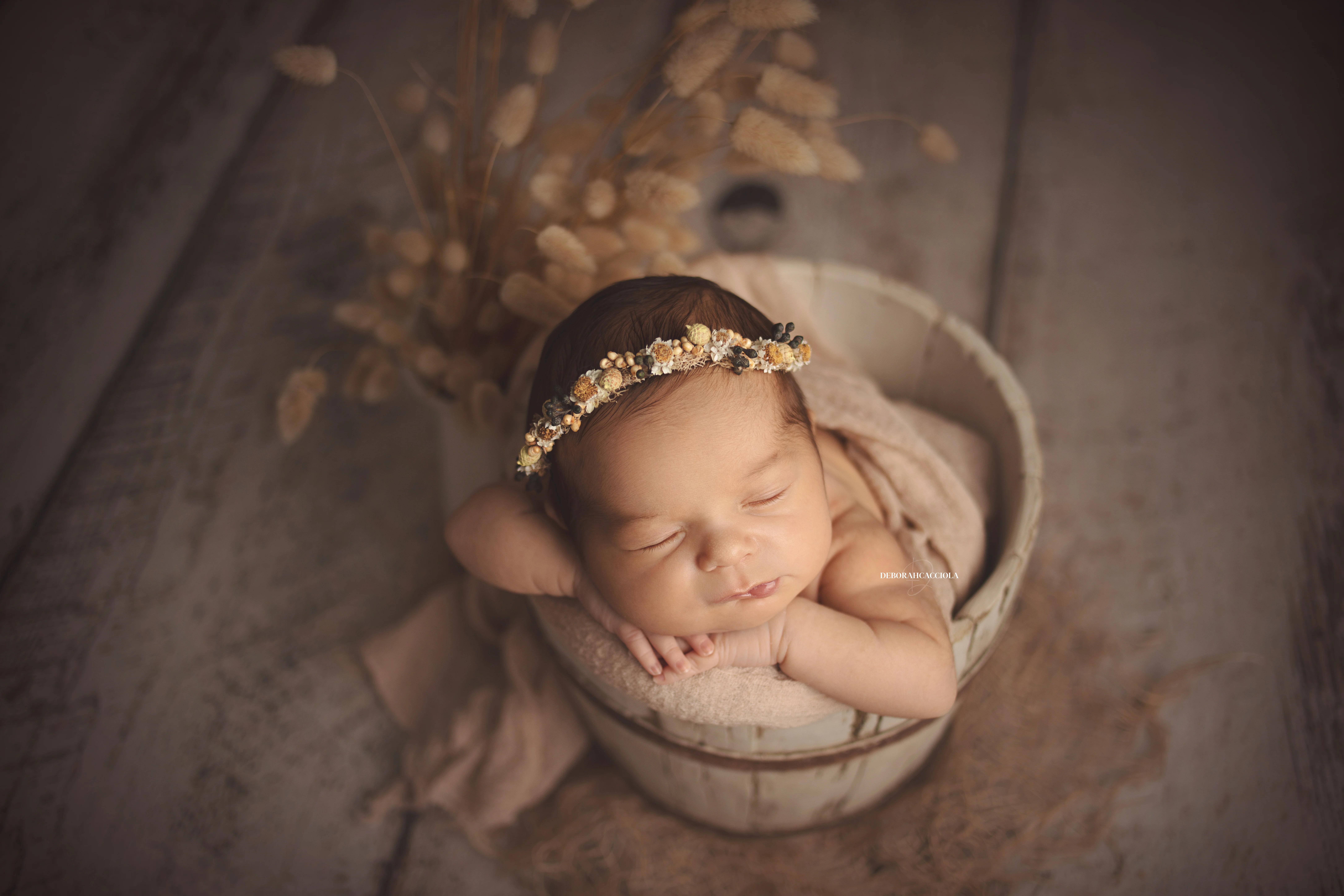 Séance bébé en studio à Orléans : portrait délicat de bébé, cadrage horizontal équilibré, couleurs douces