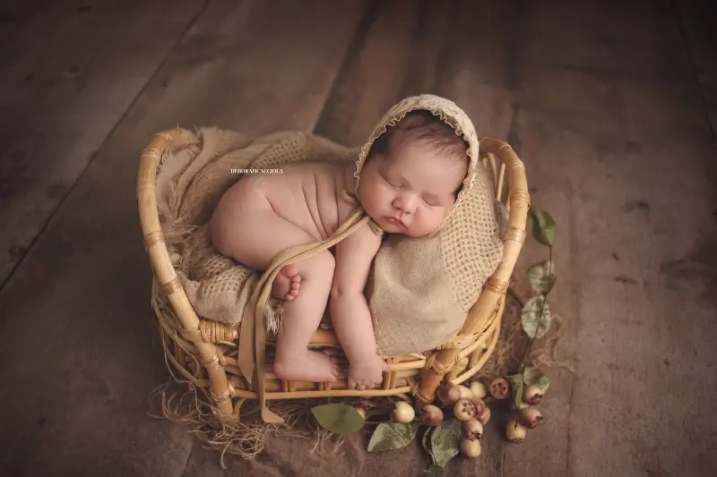 Séance bébé à Orléans - bébé dans ses premiers jours, composition large et naturelle, tonalités naturelles