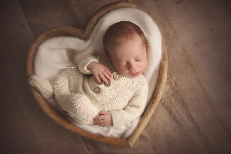 Séance bébé à Orléans - instant tendre avec bébé, plan large harmonieux, tonalités naturelles