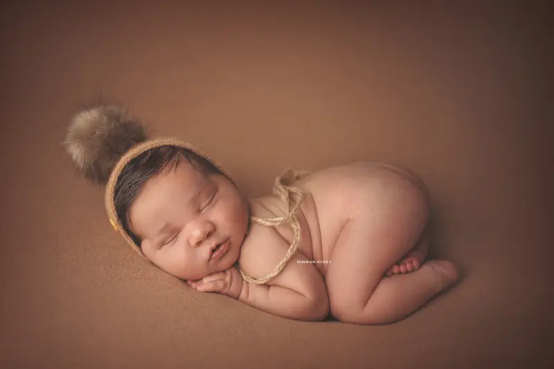 Portrait nouveau-né Orléans : portrait délicat de bébé, cadrage horizontal équilibré, couleurs douces