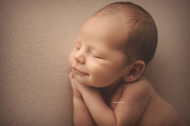 Photo nouveau-né à Orléans, instant tendre avec bébé, plan large harmonieux, couleurs douces