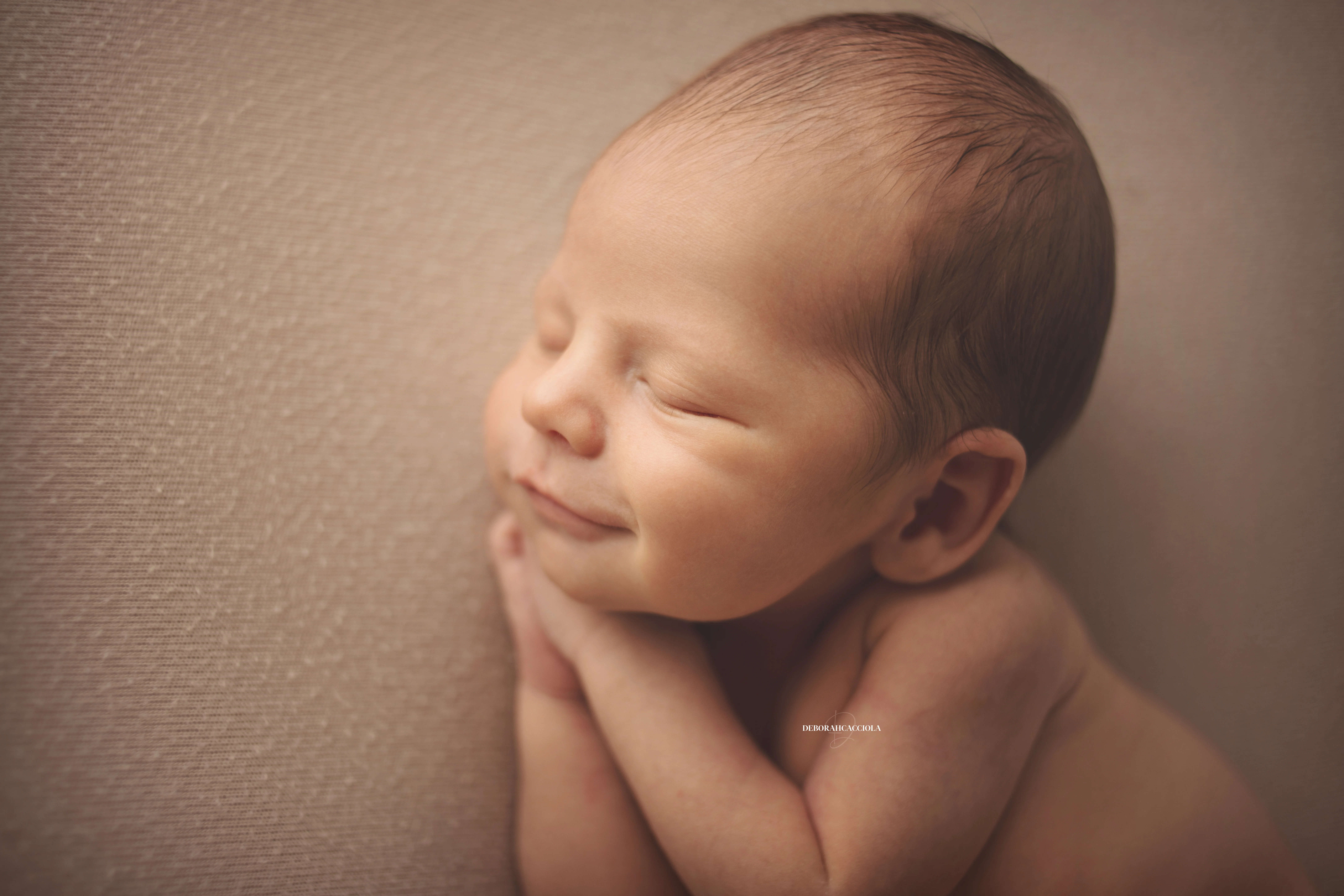 Photo nouveau-né à Orléans, instant tendre avec bébé, plan large harmonieux, couleurs douces