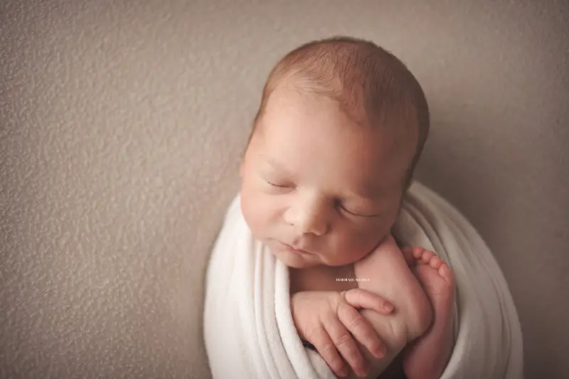 Séance bébé à Orléans - bébé dans ses premiers jours, composition large et naturelle, couleurs équilibrées