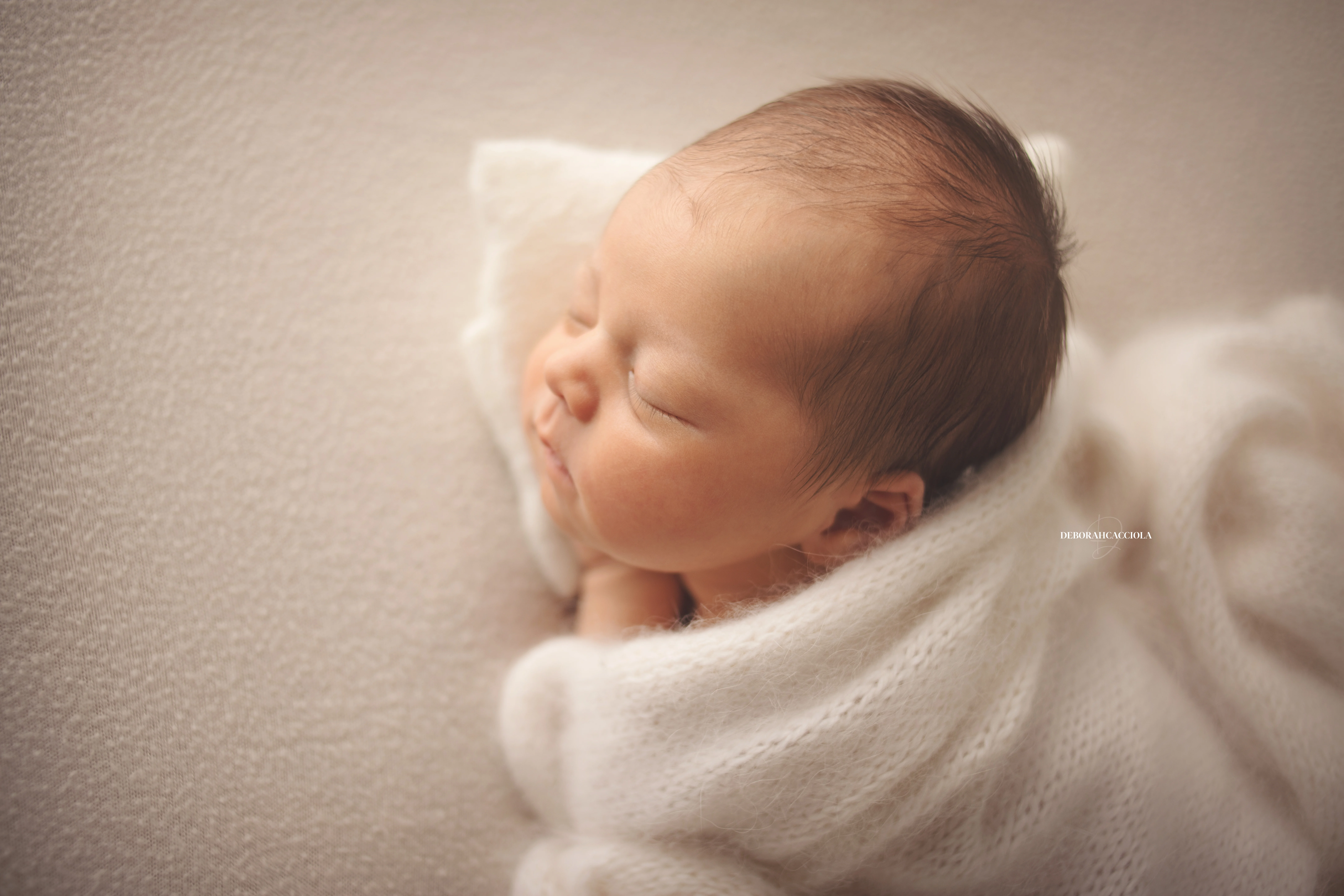 Photo nouveau-né à Orléans, instant tendre avec bébé, plan large harmonieux, couleurs équilibrées