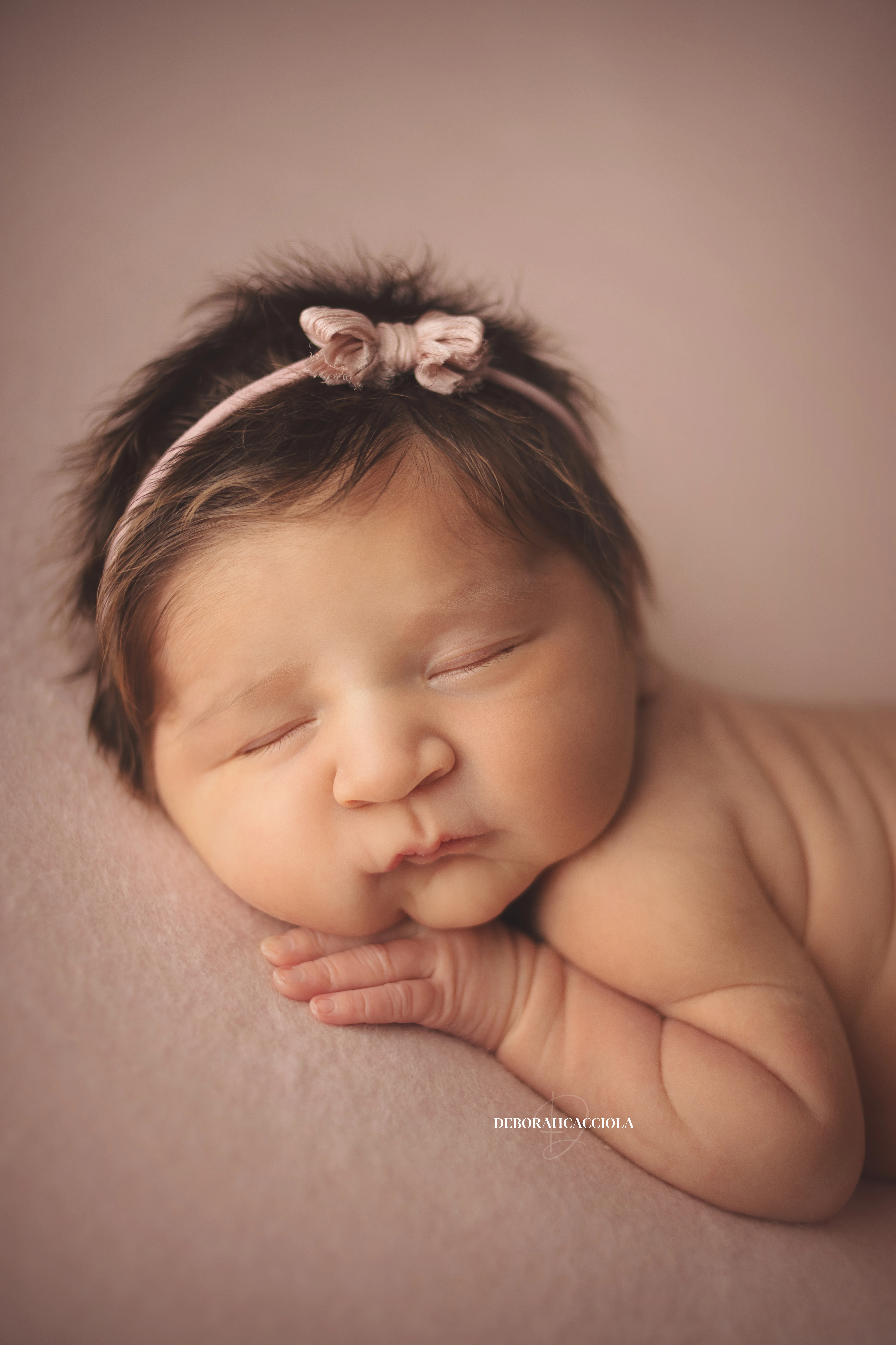 Séance bébé à Orléans - bébé dans ses premiers jours, plan vertical naturel, rendu naturel