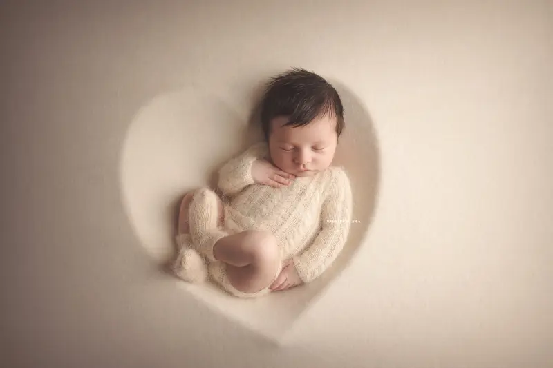 Séance bébé en studio à Orléans : portrait délicat de bébé, cadrage horizontal équilibré, tonalités naturelles