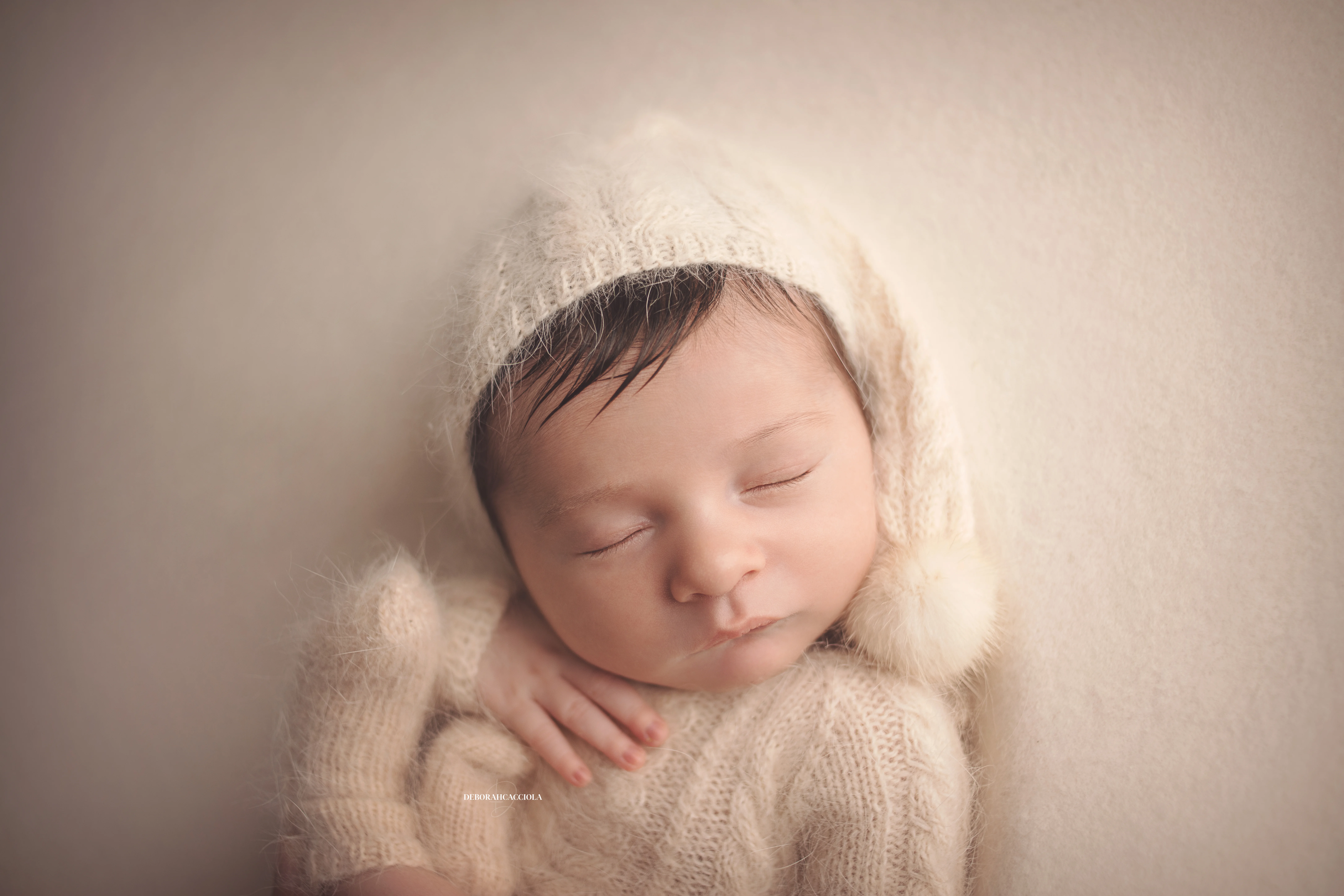Photo nouveau-né à Orléans, bébé dans ses premiers jours, composition large et naturelle, palette claire