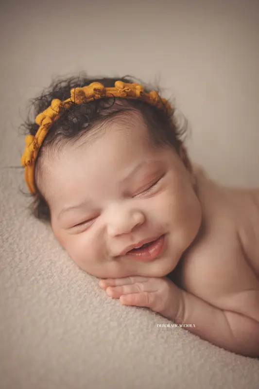 Portrait nouveau-né à Orléans : bébé dans ses premiers jours, plan vertical naturel, couleurs équilibrées