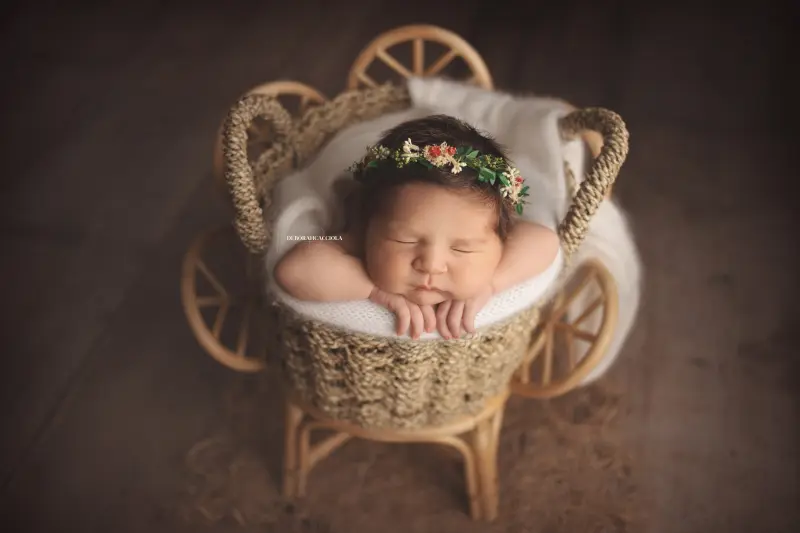Séance bébé en studio à Orléans : portrait délicat de bébé, cadrage horizontal équilibré, couleurs équilibrées