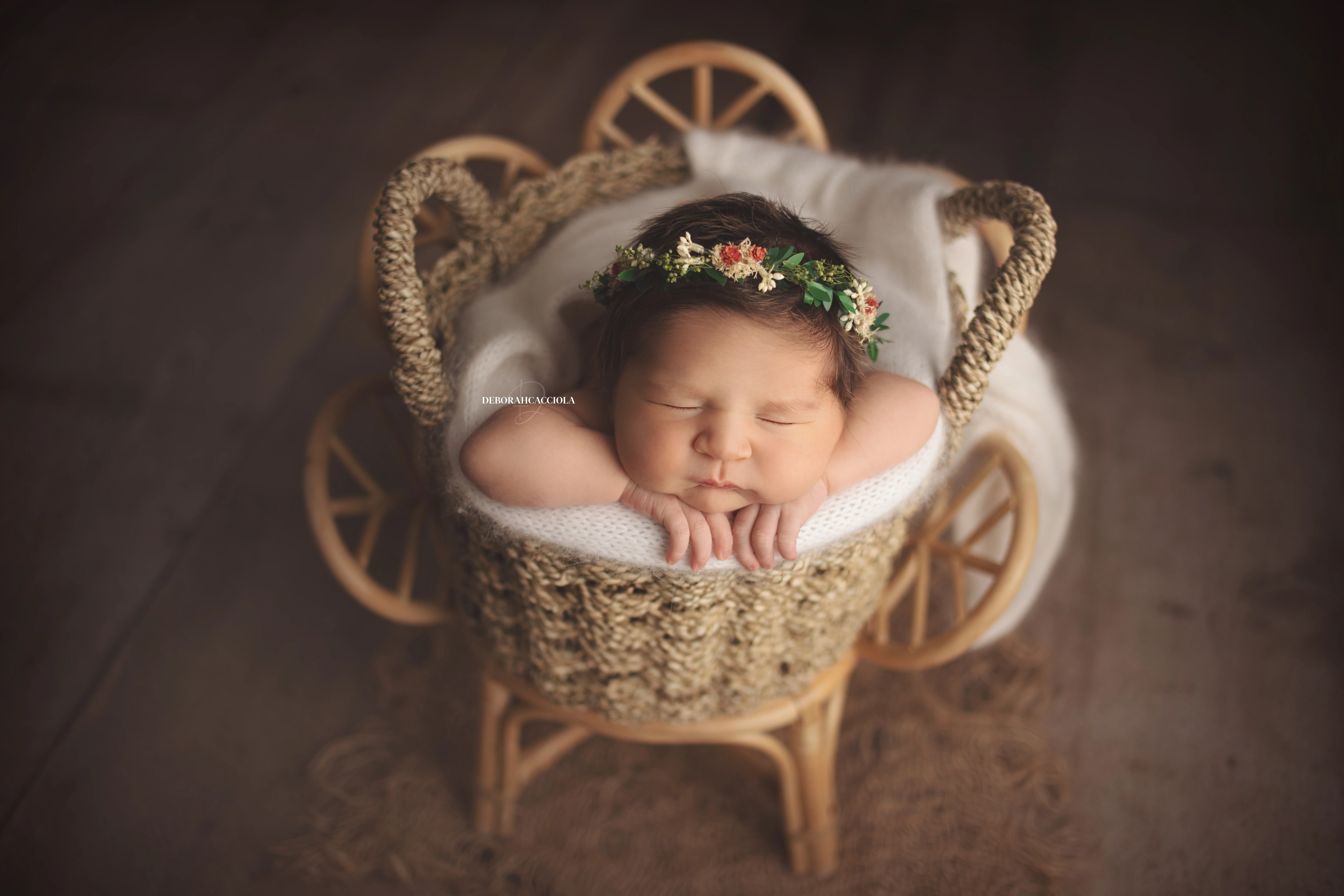 Séance bébé en studio à Orléans : portrait délicat de bébé, cadrage horizontal équilibré, couleurs équilibrées