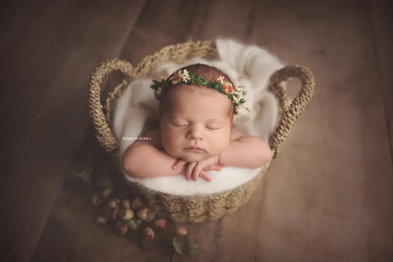 Séance bébé en studio à Orléans : portrait délicat de bébé, cadrage horizontal équilibré, palette claire