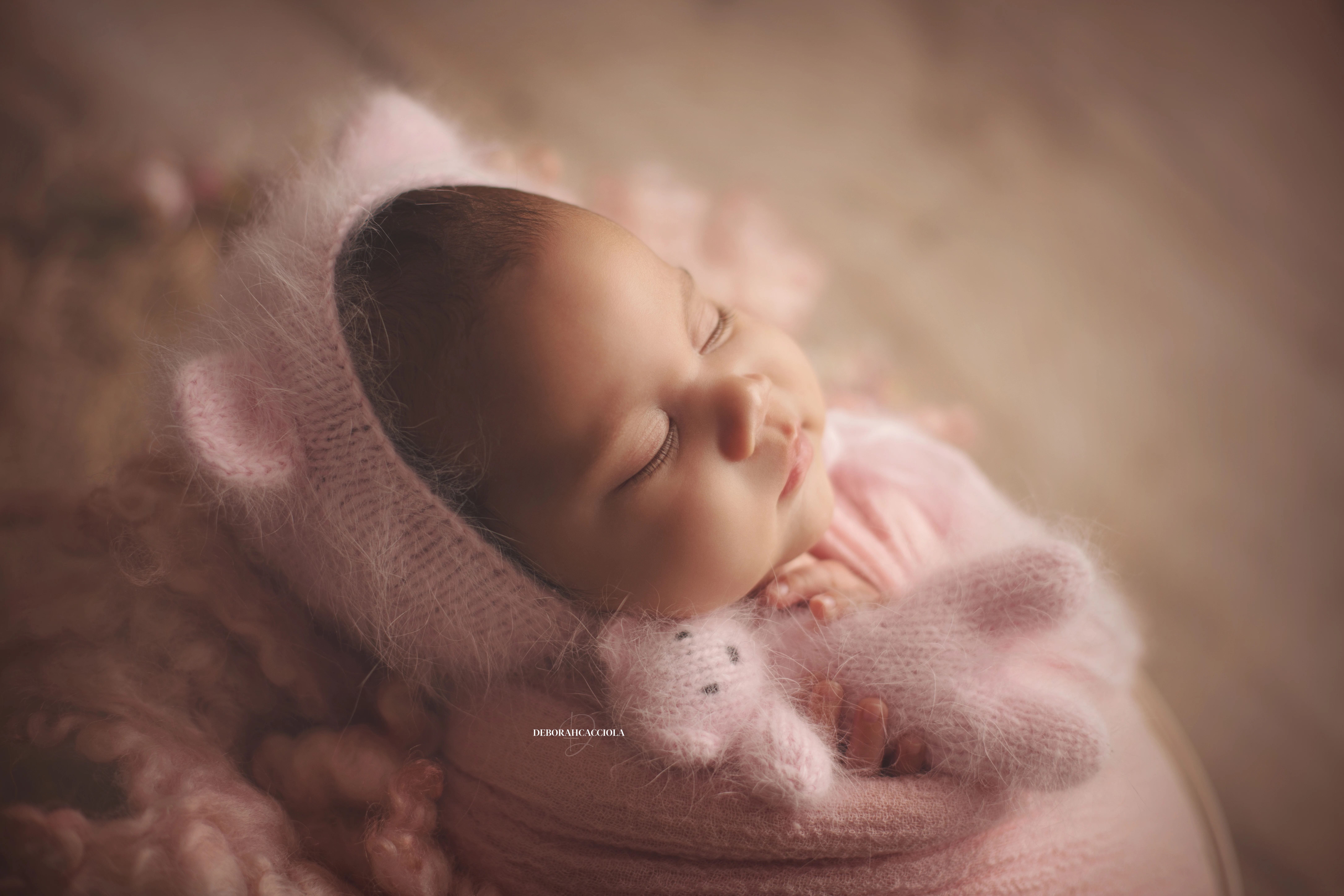 Photo nouveau-né studio Orléans : nouveau-né en studio, scène panoramique douce, tonalités naturelles