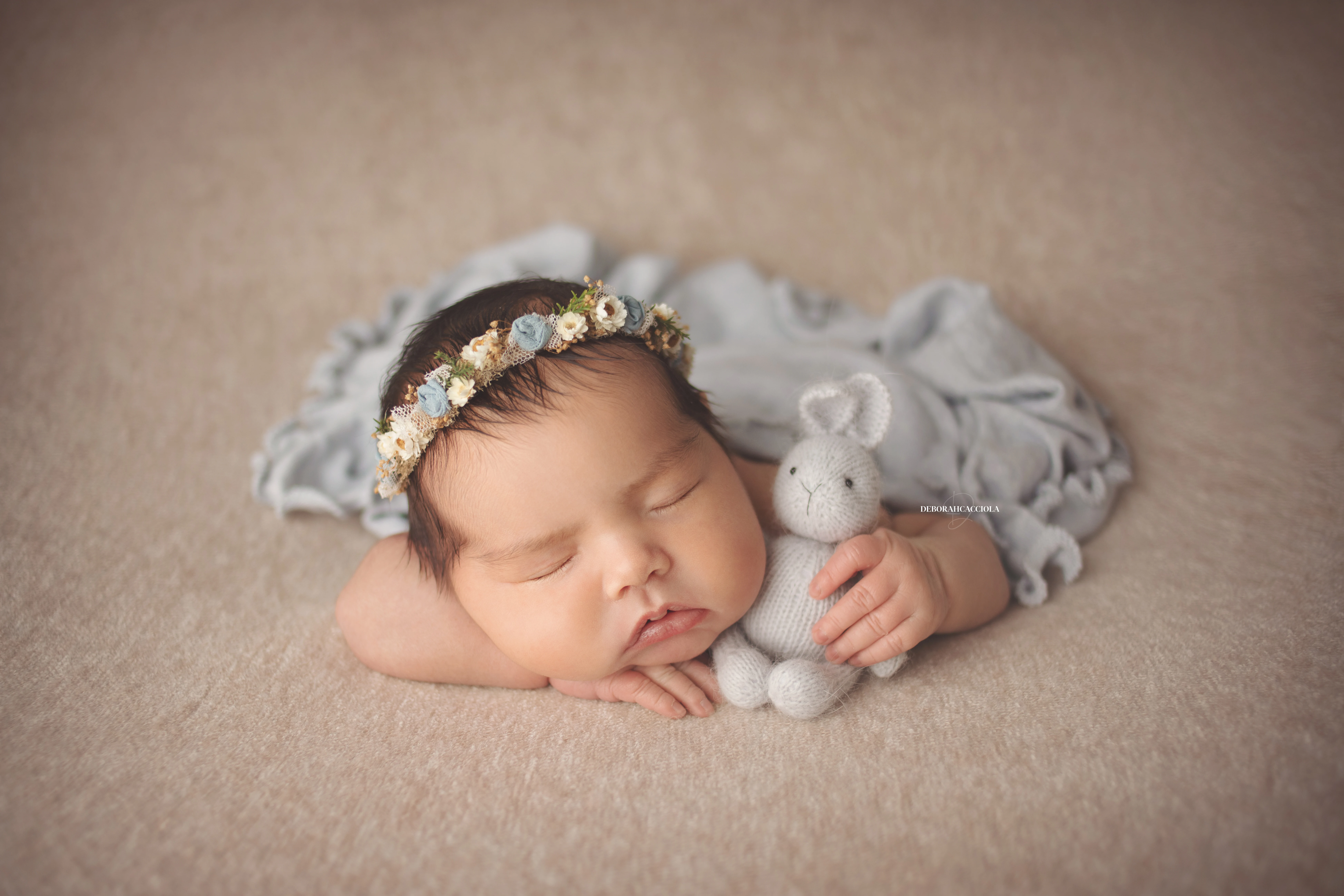 Séance bébé en studio à Orléans : portrait délicat de bébé, cadrage horizontal équilibré, rendu naturel