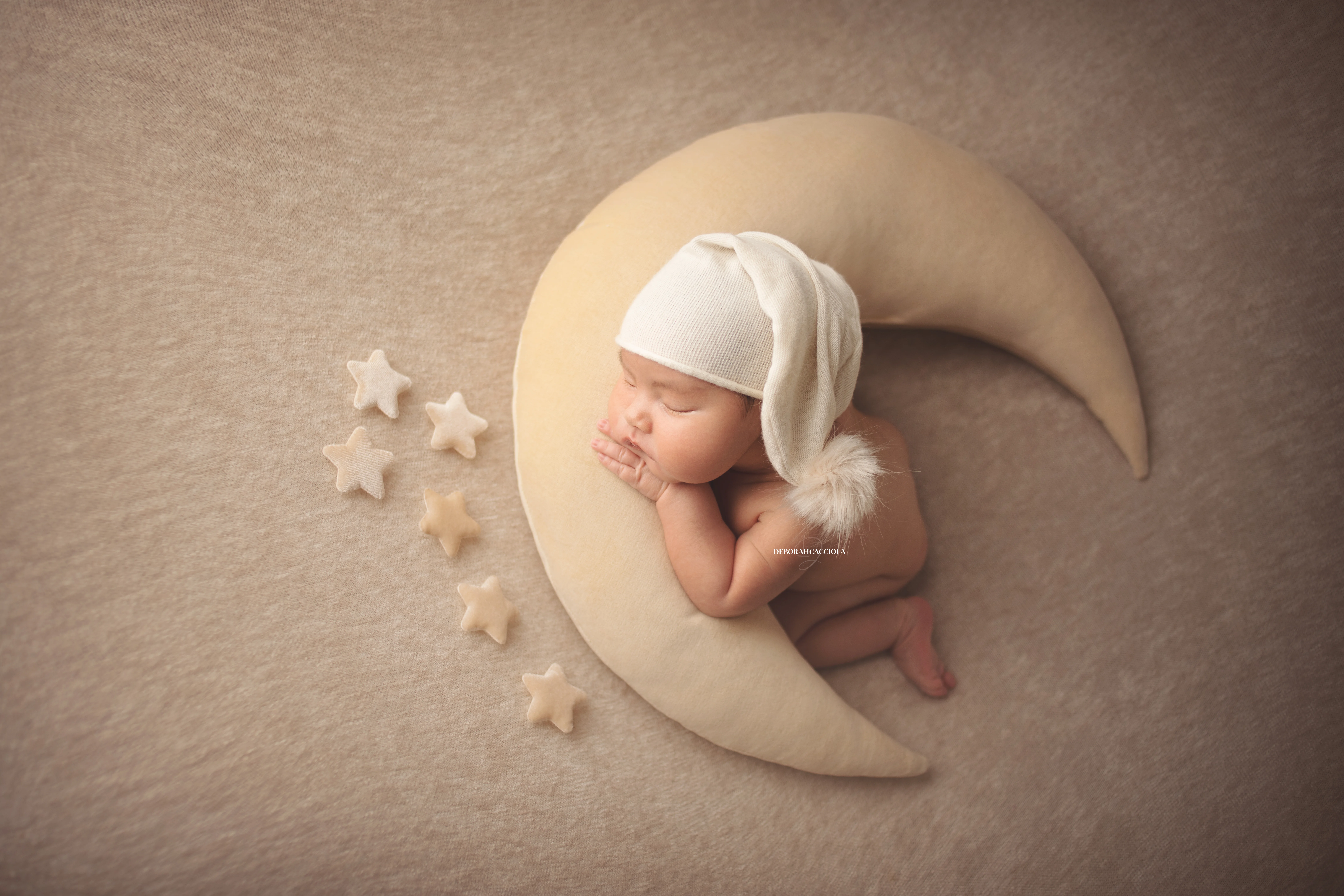 Portrait nouveau-né à Orléans : bébé dans ses premiers jours, composition large et naturelle, tonalités naturelles