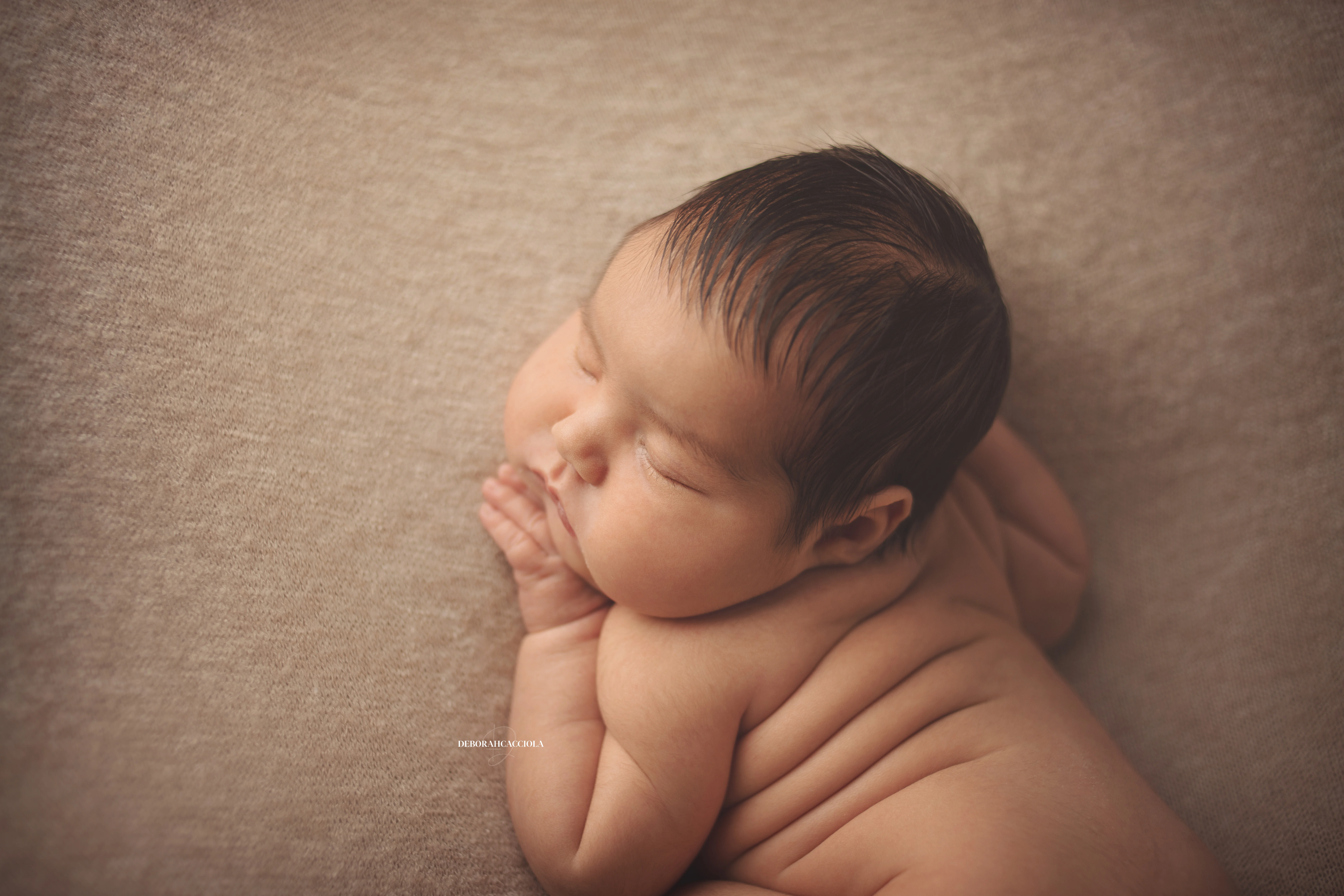 Photo nouveau-né à Orléans, bébé dans ses premiers jours, composition large et naturelle, couleurs équilibrées