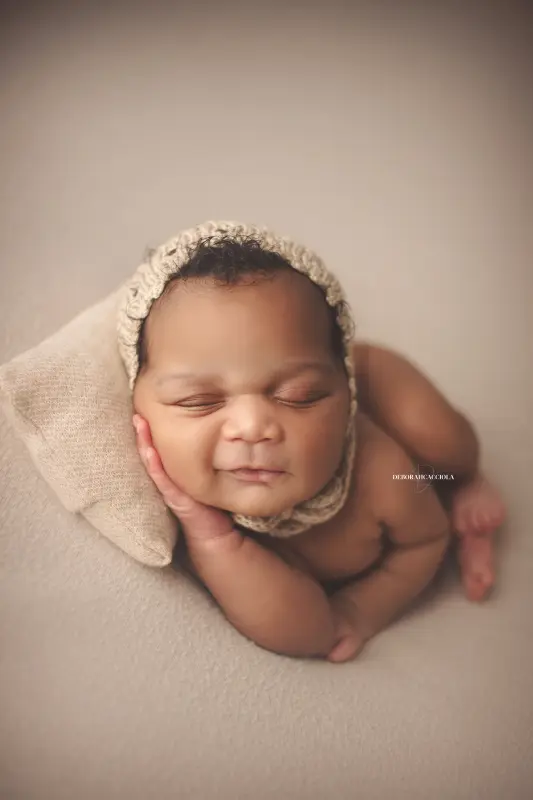 Portrait nouveau-né Orléans : portrait délicat de bébé, composition resserrée élégante, couleurs équilibrées