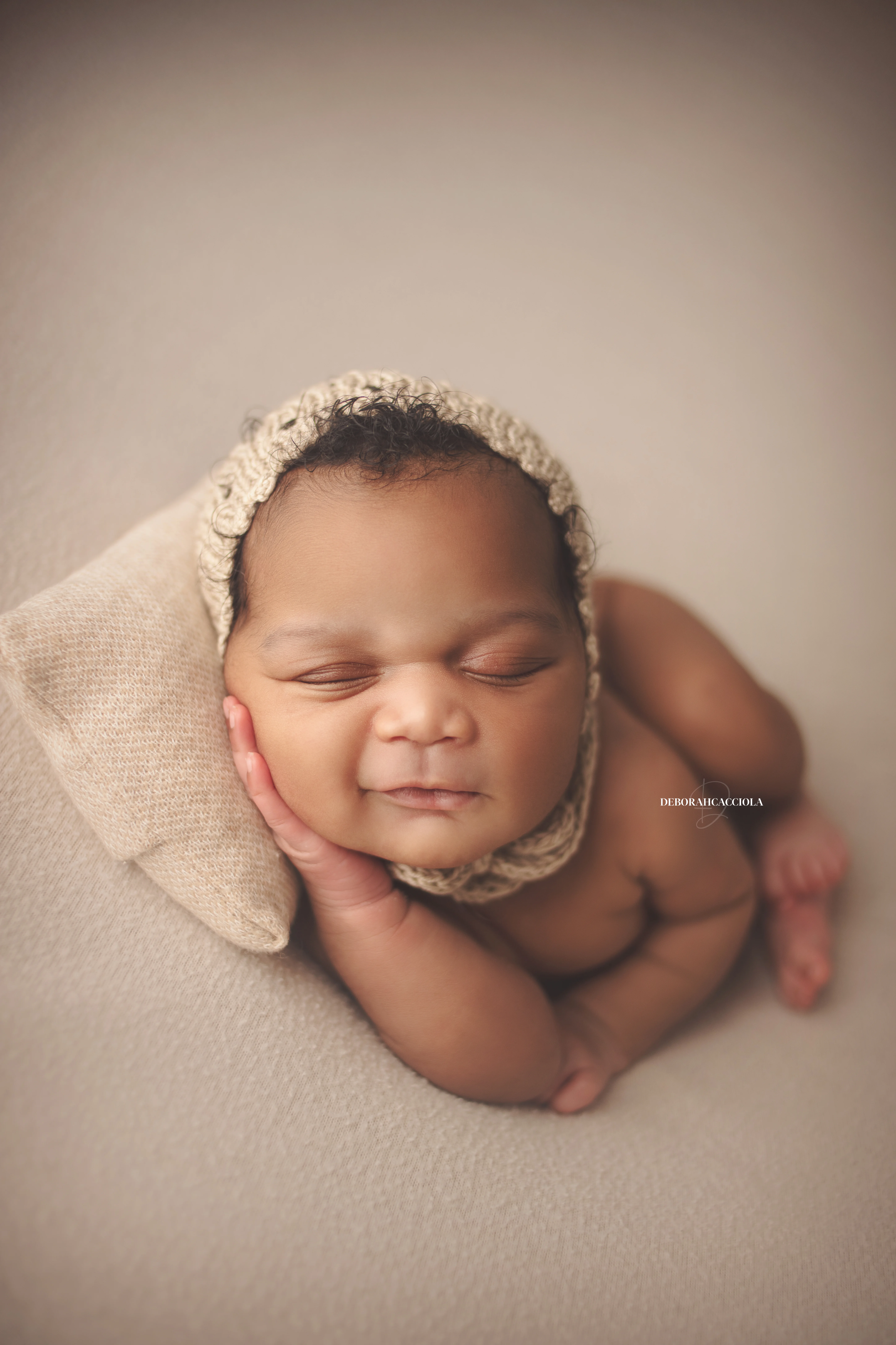 Portrait nouveau-né Orléans : portrait délicat de bébé, composition resserrée élégante, couleurs équilibrées