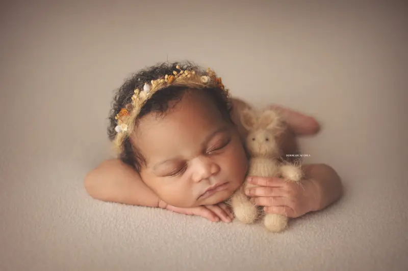 Séance bébé à Orléans - instant tendre avec bébé, plan large harmonieux, couleurs douces