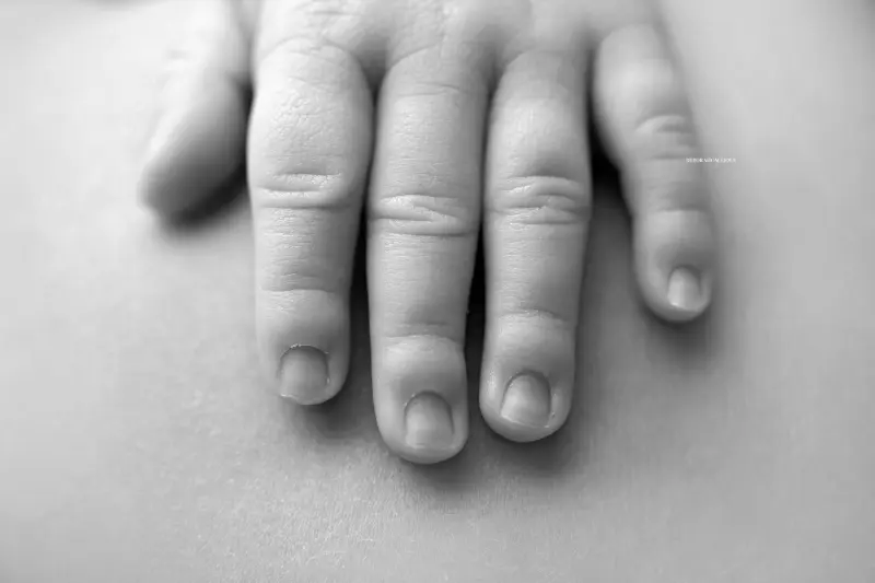 Séance bébé en studio à Orléans : nouveau-né en studio, scène panoramique douce, traitement noir et blanc soigné