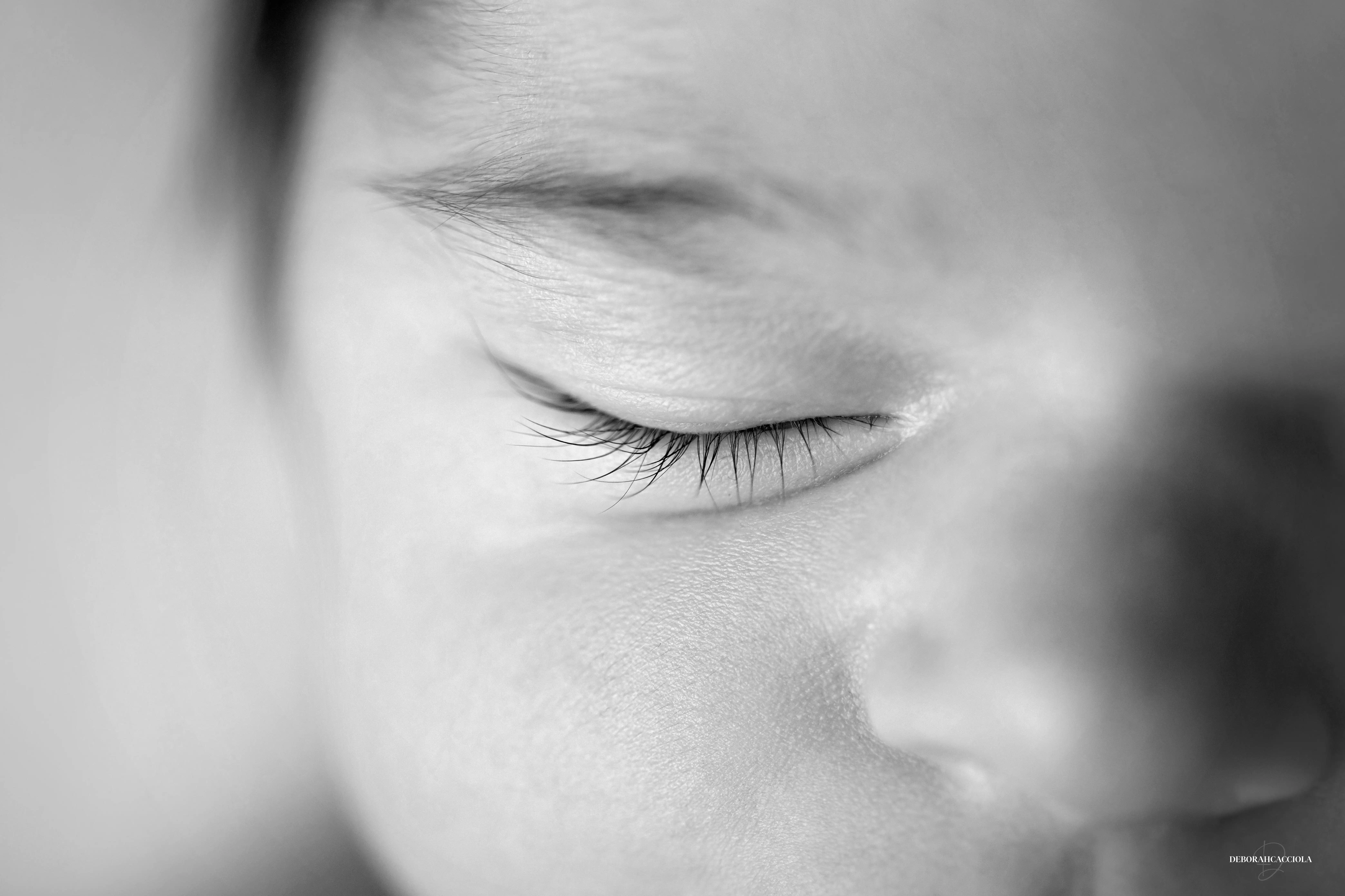 Séance bébé en studio à Orléans : portrait délicat de bébé, cadrage horizontal équilibré, rendu monochrome
