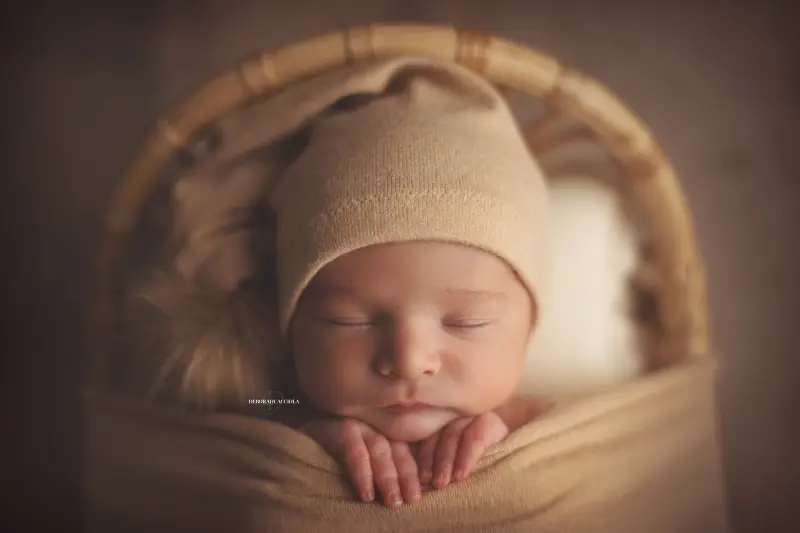 Séance bébé en studio à Orléans : nouveau-né en studio, scène panoramique douce, couleurs douces