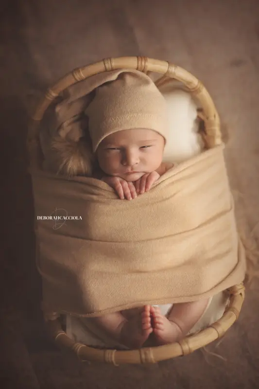 Portrait nouveau-né à Orléans : bébé dans ses premiers jours, plan vertical naturel, couleurs équilibrées