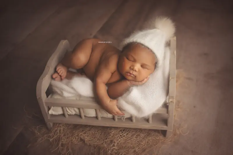 Séance bébé à Orléans - instant tendre avec bébé, plan large harmonieux, tonalités naturelles