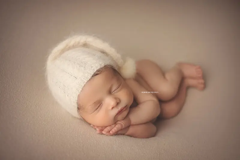 Séance bébé à Orléans - instant tendre avec bébé, plan large harmonieux, tonalités naturelles