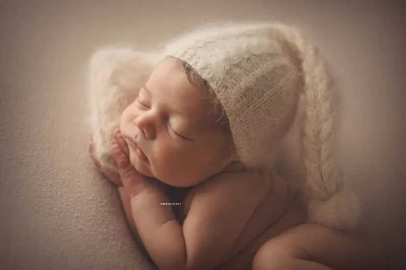 Photo nouveau-né studio Orléans : nouveau-né en studio, scène panoramique douce, rendu naturel