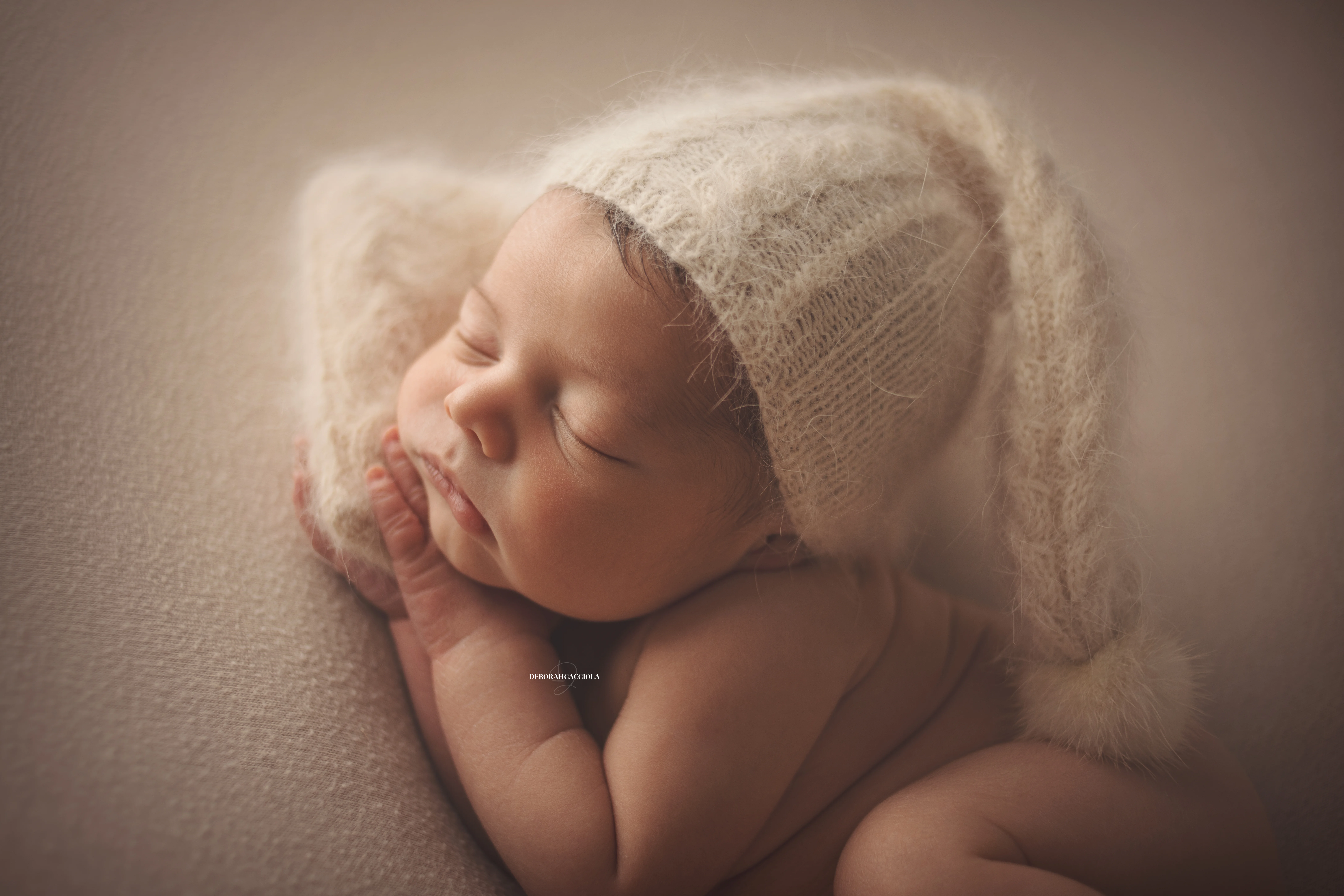 Photo nouveau-né studio Orléans : nouveau-né en studio, scène panoramique douce, rendu naturel