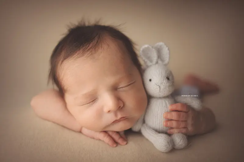 Portrait nouveau-né à Orléans : instant tendre avec bébé, plan large harmonieux, rendu naturel