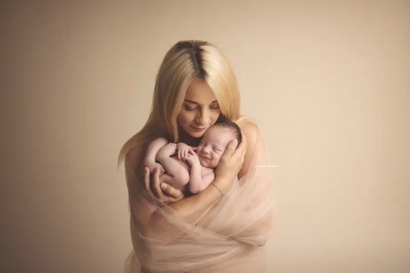 Séance bébé à Orléans - bébé dans ses premiers jours, composition large et naturelle, couleurs douces