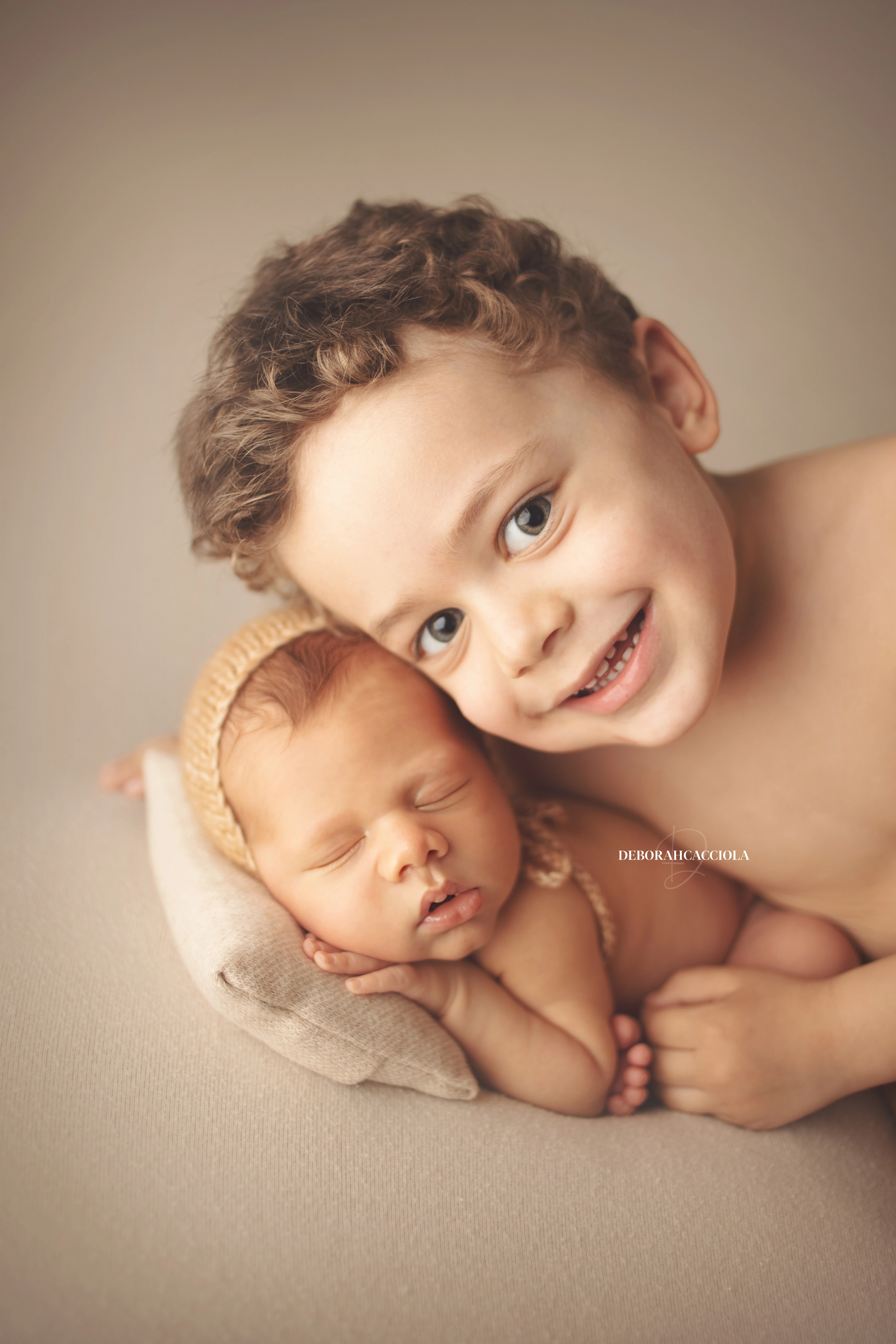 Portrait nouveau-né Orléans : portrait délicat de bébé, composition resserrée élégante, palette claire