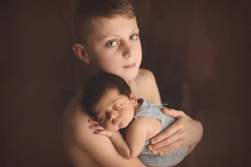 Portrait nouveau-né Orléans : nouveau-né en studio, scène panoramique douce, couleurs douces