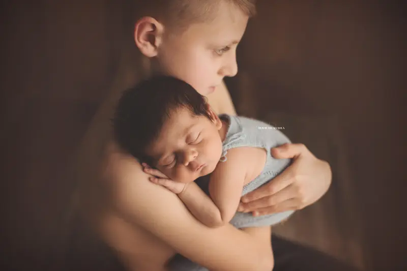 Portrait nouveau-né Orléans : nouveau-né en studio, scène panoramique douce, couleurs équilibrées