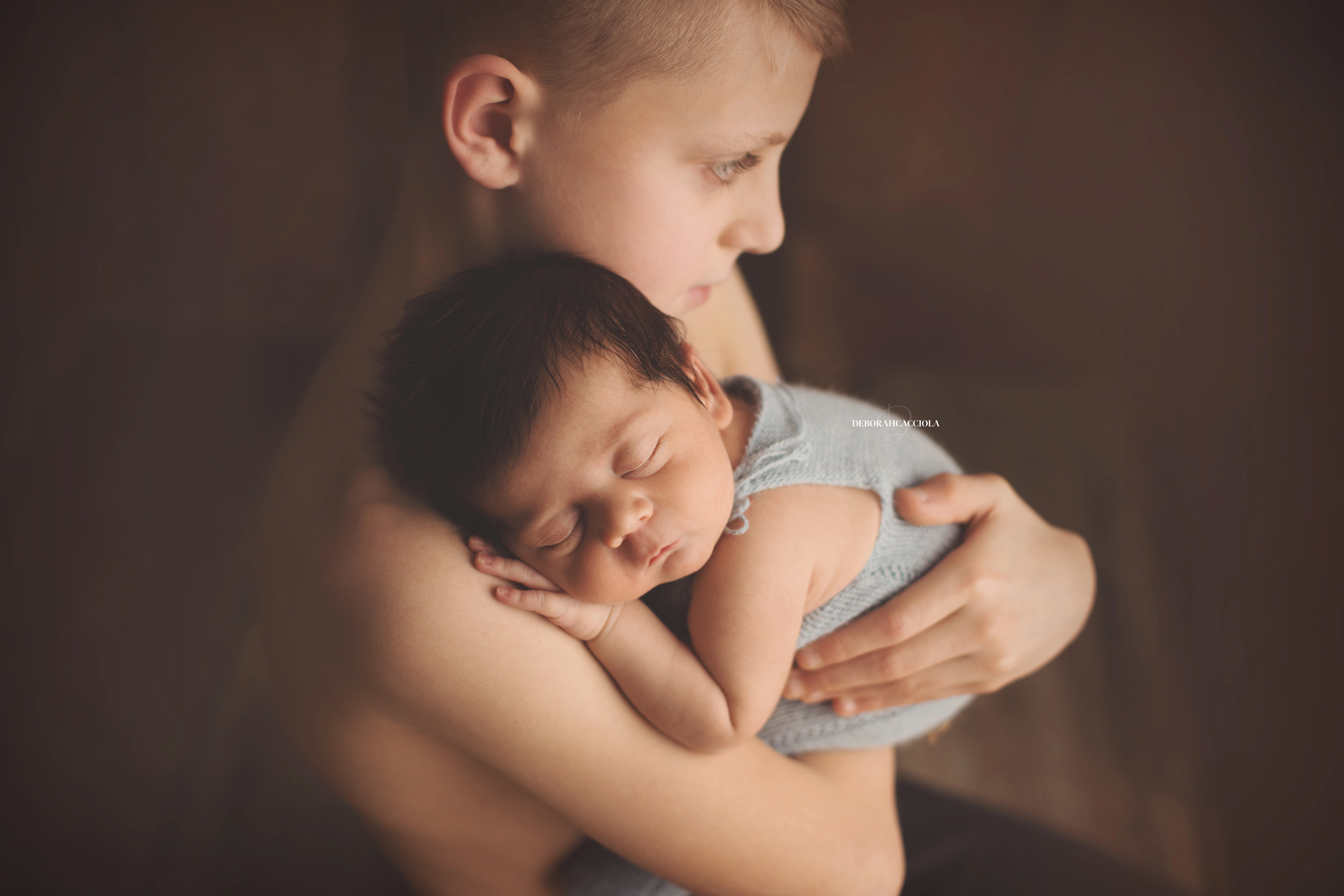 Portrait nouveau-né Orléans : nouveau-né en studio, scène panoramique douce, couleurs équilibrées