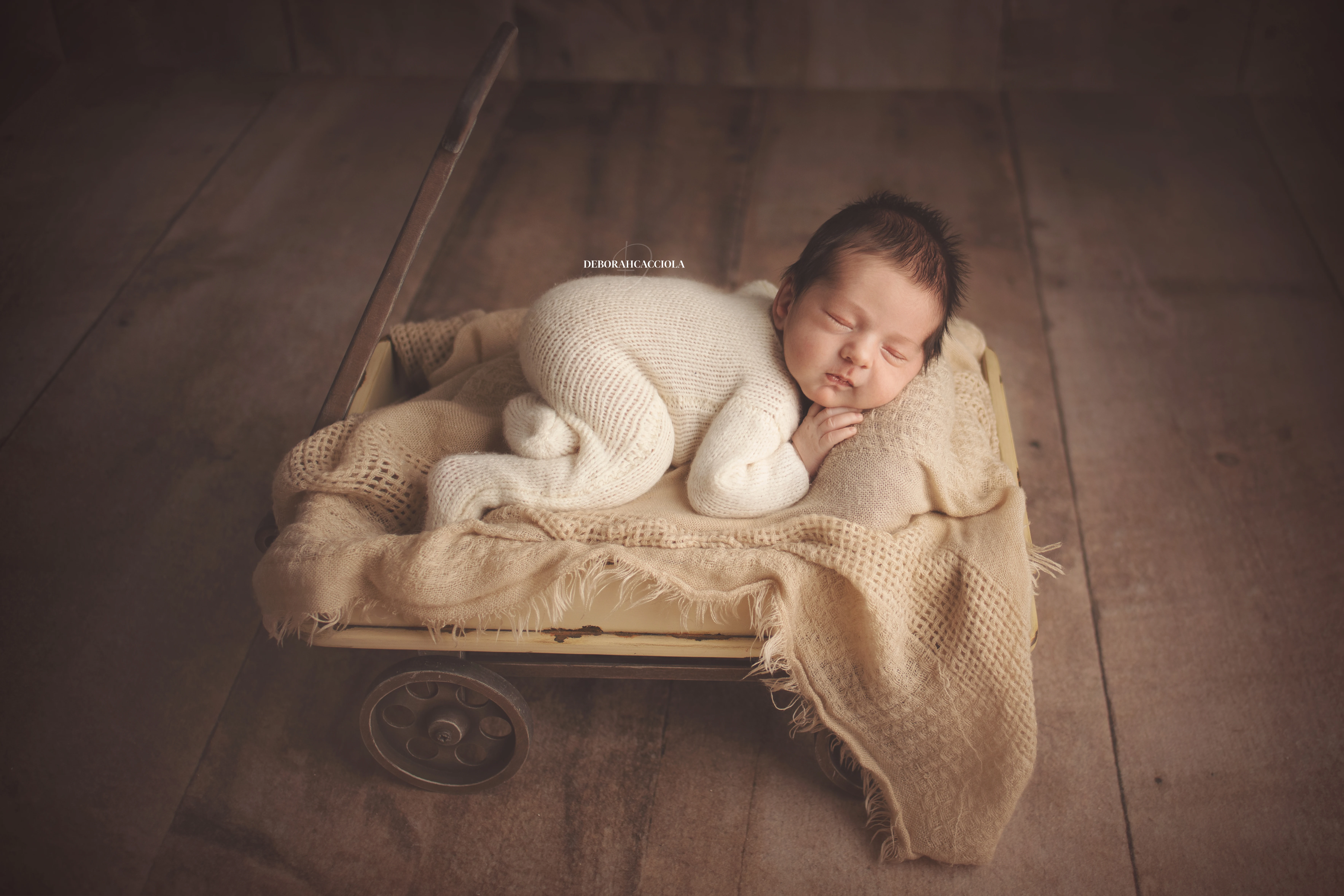 Photo nouveau-né studio Orléans : nouveau-né en studio, scène panoramique douce, palette claire