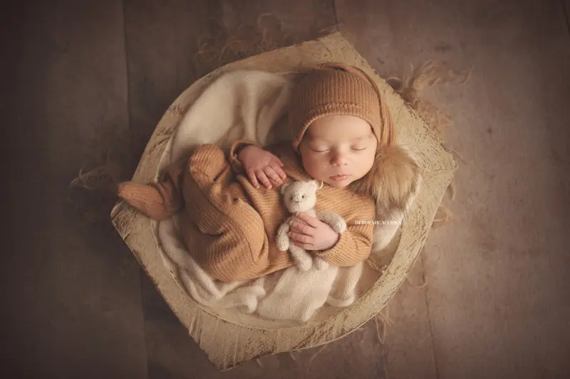 Portrait nouveau-né à Orléans : instant tendre avec bébé, plan large harmonieux, tonalités naturelles