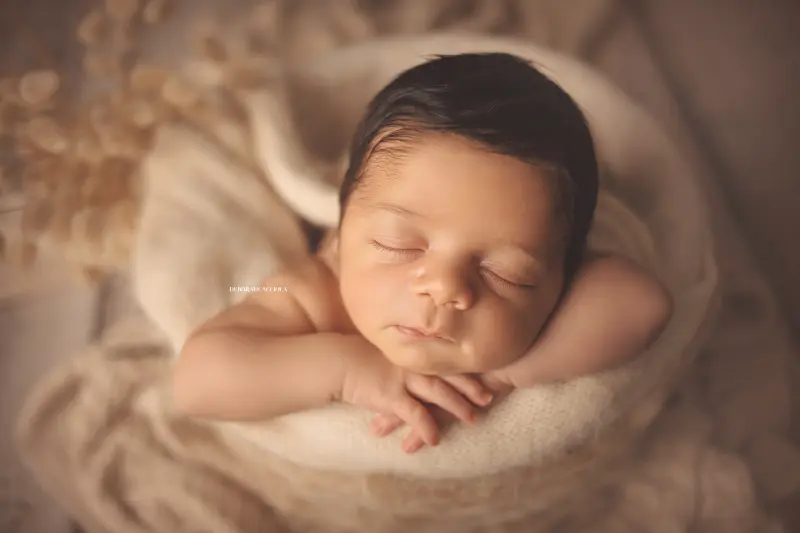 Séance bébé à Orléans - bébé dans ses premiers jours, composition large et naturelle, couleurs douces