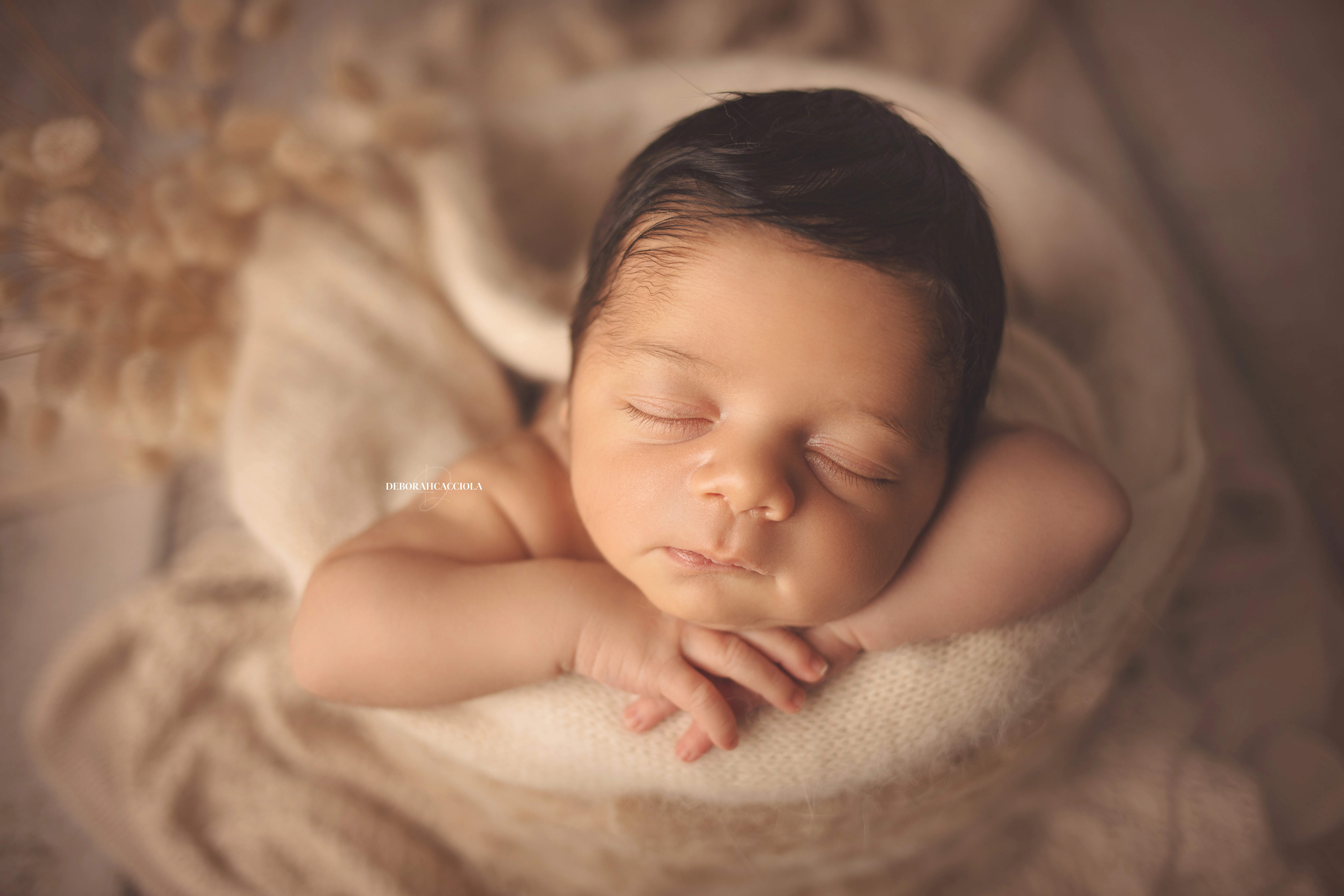 Séance bébé à Orléans - bébé dans ses premiers jours, composition large et naturelle, couleurs douces