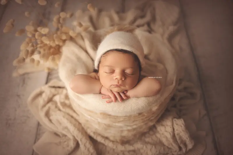 Séance bébé en studio à Orléans : nouveau-né en studio, scène panoramique douce, tonalités naturelles